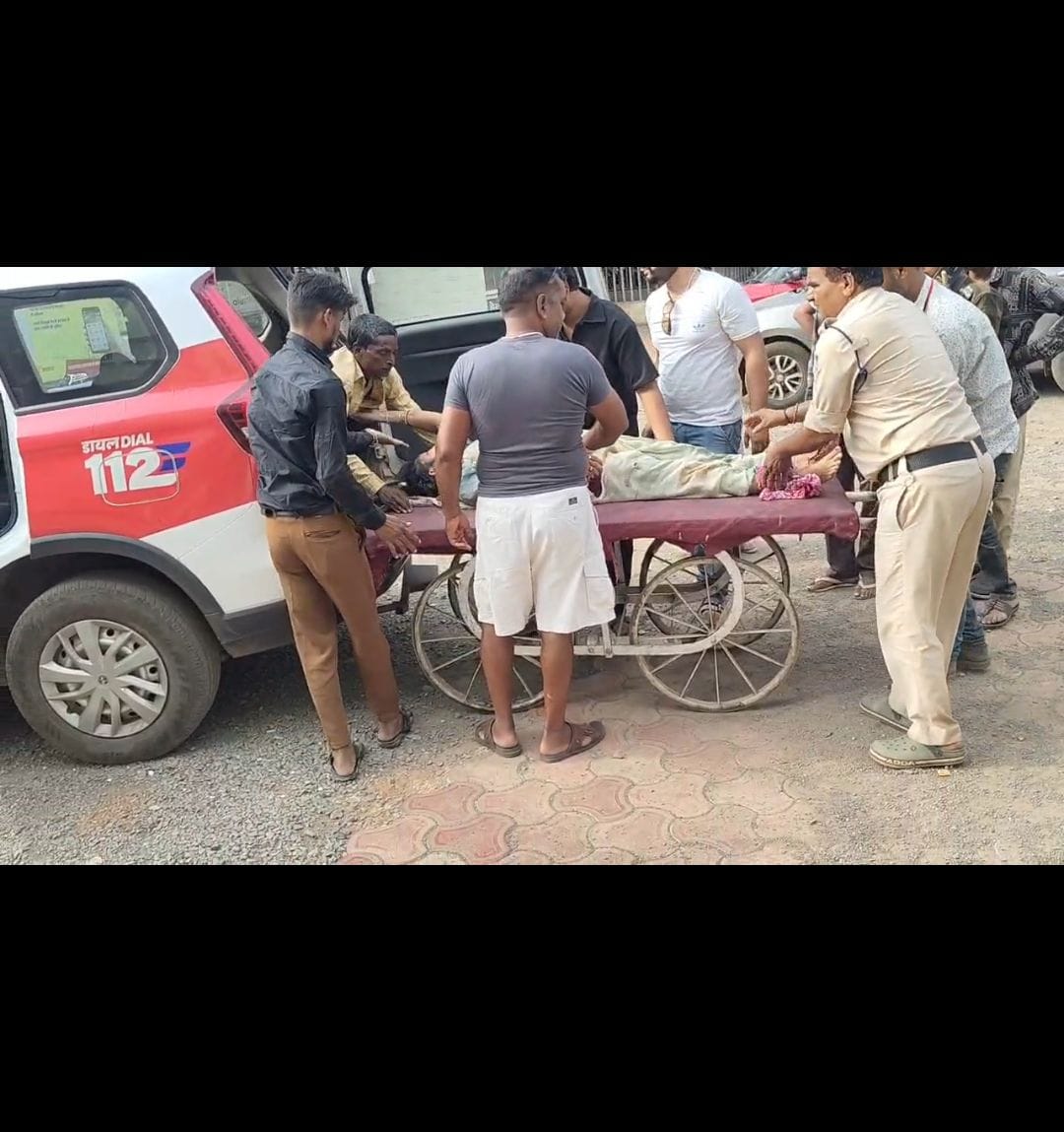 गुना के थाना कैंट क्षेत्र में बस की टक्कर से घायल हुई महिला को, डायल-112 जवानों ने एफआरव्ही वाहन से पहुँचाया अस्पताल।
